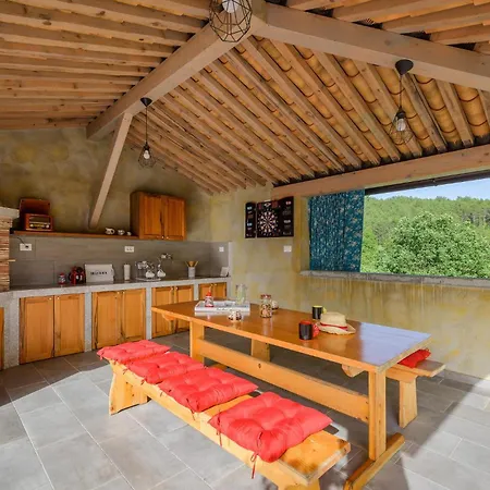 Apartamento Stunning In With Kitchen Cerovlje